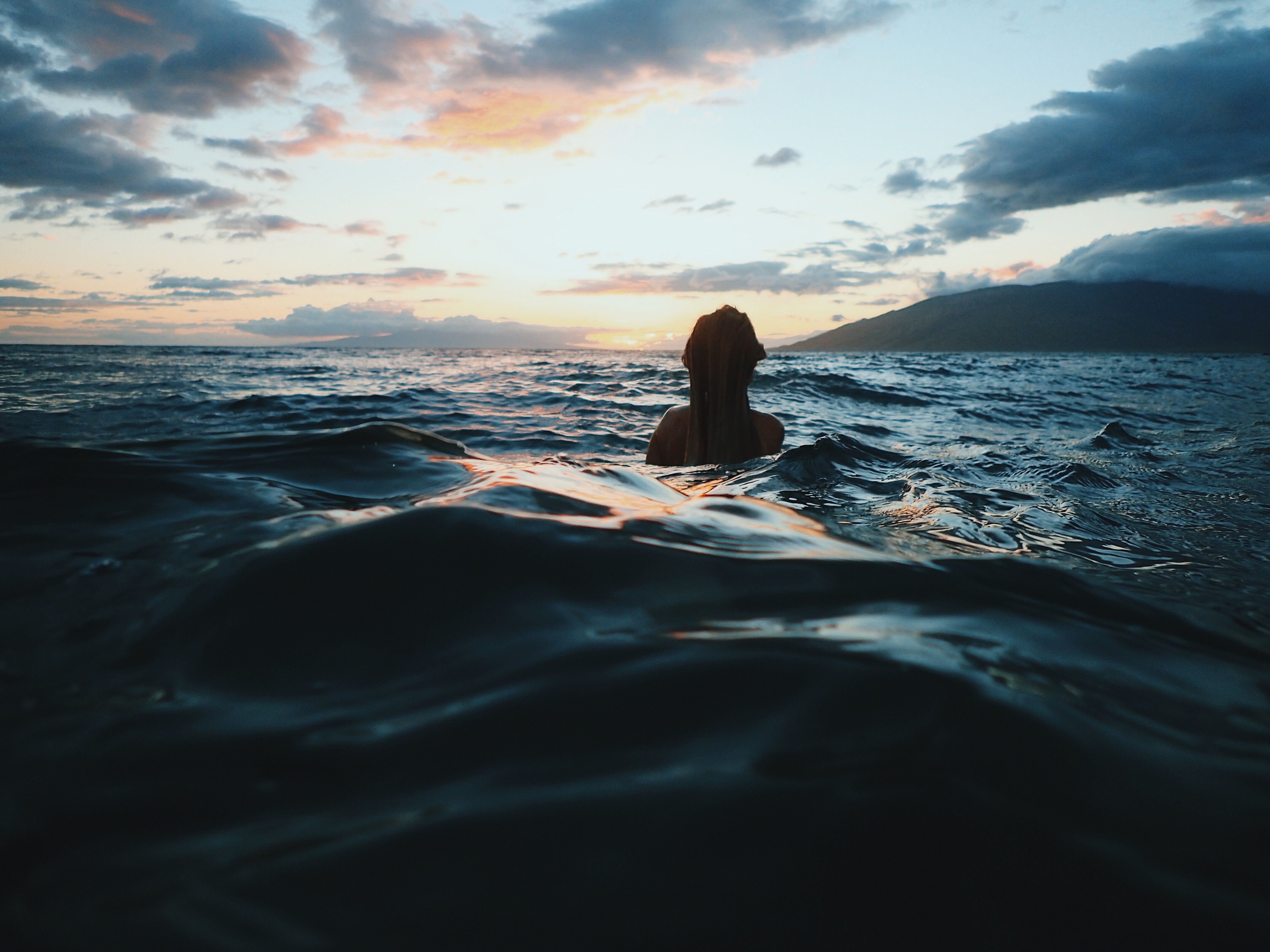 Жена купается в море без купальника